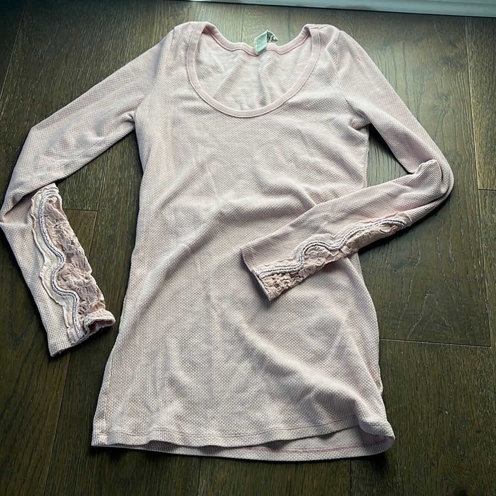 Free People stretch long sleeve in great condition. Lace details on hands/arms